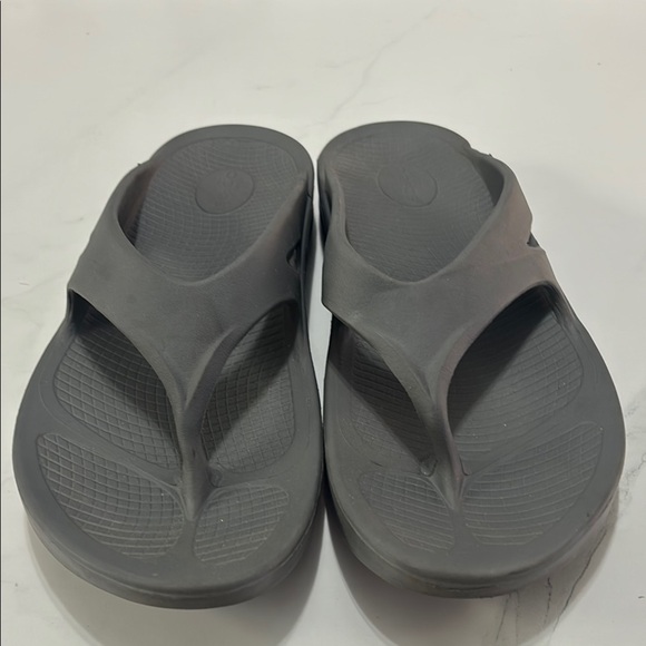 Oofos Gray Flip Flop Sandals - Picture 1 of 6